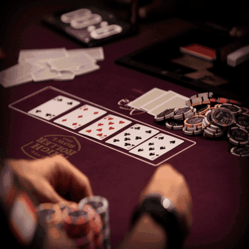 Hai người chơi game cùng nhau trải nghiệm những tựa game hấp dẫn hiện nay